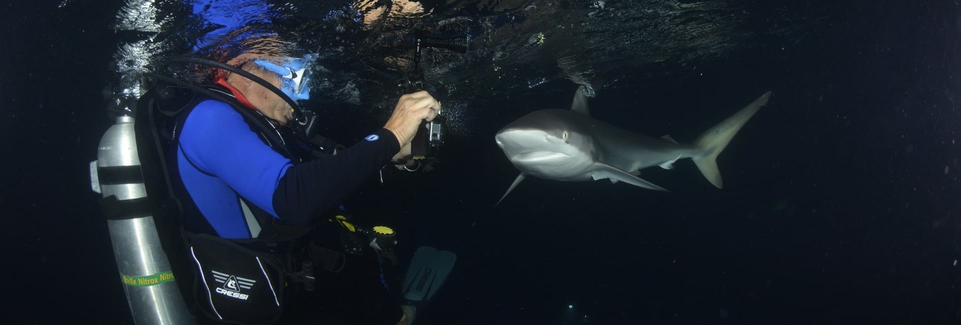 Jordi Atienza grabando un tiburón en Cuba - Viajes GoPro